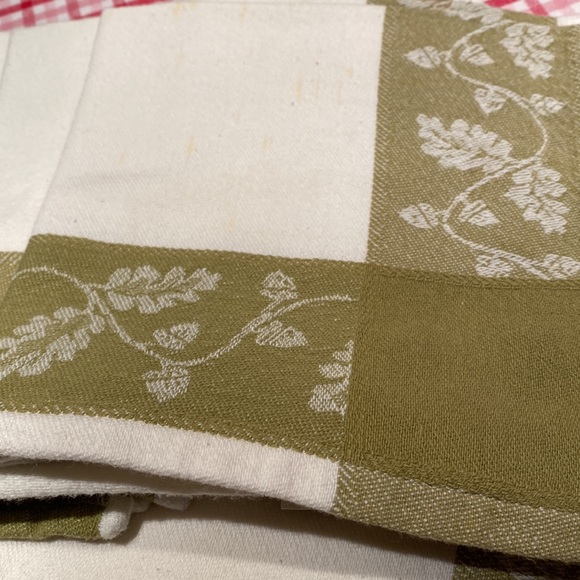 Set of 8 cloth napkins 16 inches square. Green and white Nice for holiday meals - Picture 2 of 6
